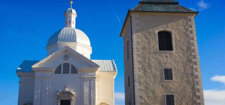 Výhled na dominantu města Svatý kopeček máte přímo z hotelu