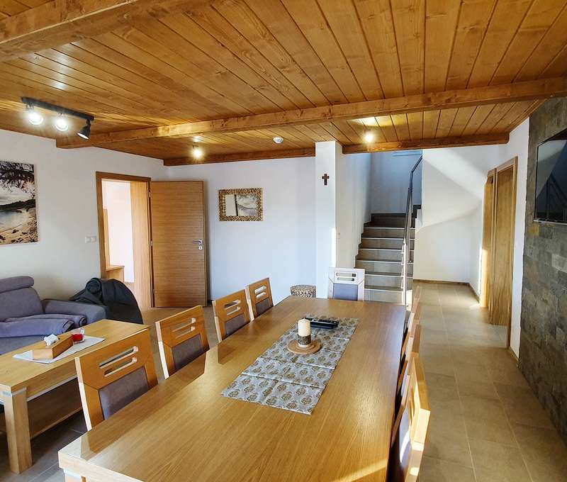 Na prízemí Krušetnice sa nachádza spoločenská miestnosť s plne vybavenou kuchynkou