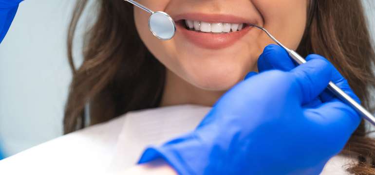 Dentálna hygiena s pieskovaním alebo implantologická konzultácia + CT vyšetrenie