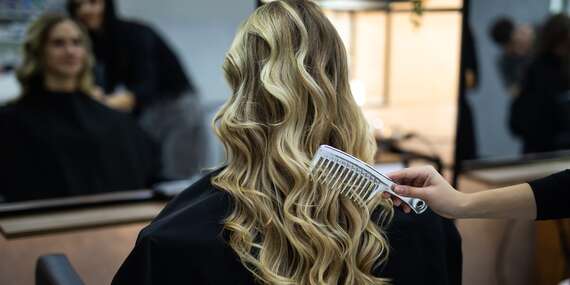 BLACK FRIDAY: Nový účes, farbenie, tónovanie, melírovacie techniky a spa pre vlasy v ružinovskom salóne Masterhair/Bratislava - Ružinov