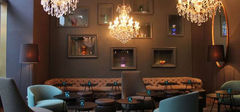 One Lounge zdobí lustry značky Swarovski