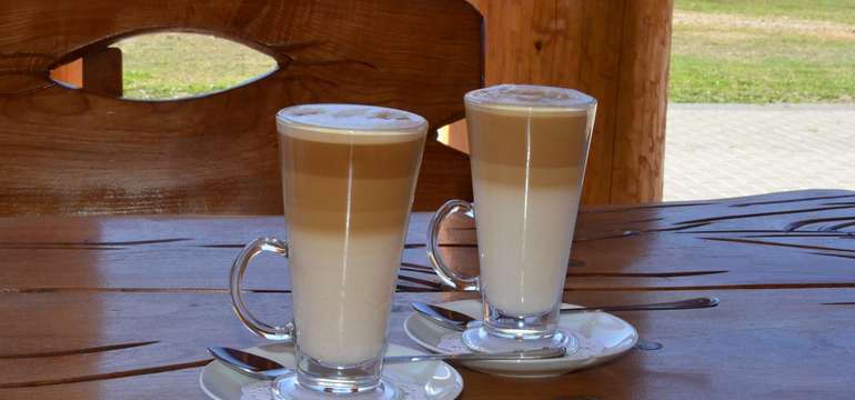 Obľúbené latte si vychutnáte v pokojnom prírodnom prostredí Kompleksu Zagron