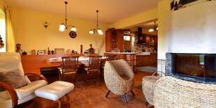 Spoločenská miestnosť je prepojená s plne vybavenou kuchyňou