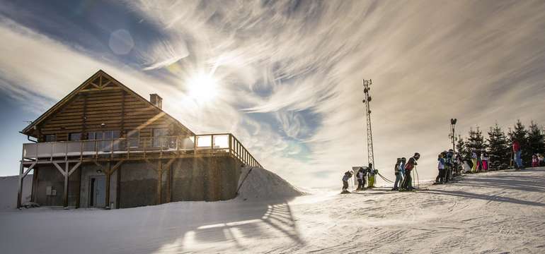 Kompleks Beskid*** stojí hneď pri lyžiarskom svahu