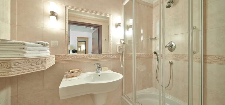 Koupelna se sprchovým koutem v ECO Active Resort Pieniny