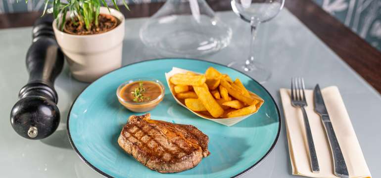 Grilovaný juhoamerický strip loin steak + vyprážané hranolky