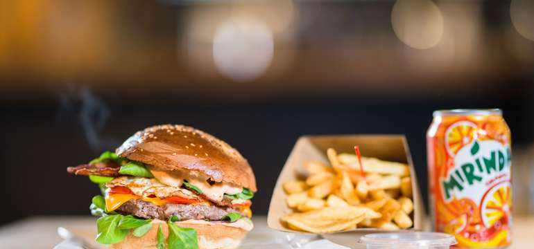 Stanica burger s hranolkami a Pepsi alebo Mirindou so sebou \"take away\"