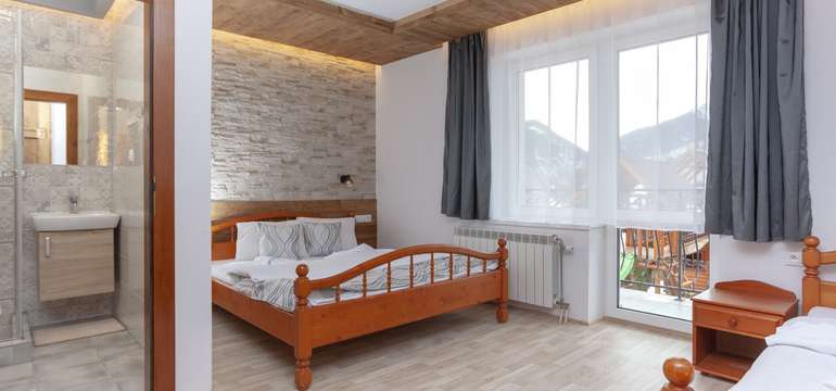Samostatný apartmán na prvom poschodí. Spolu štyri izby s vlastnou kúpeľňou.