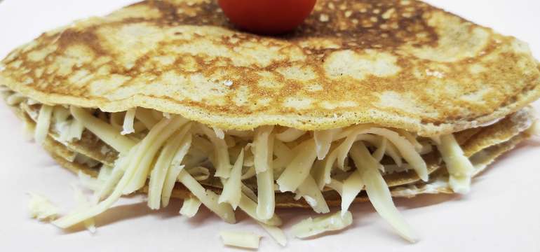Palacinky so syrom a cesnakovým dipom