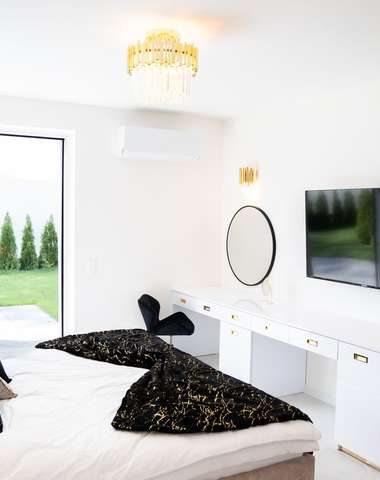 Manželská posteľ, toaletný stolík a TV v apartmáne Mini