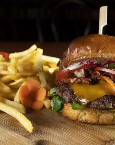 Burger a pivné Fish and Chips 
