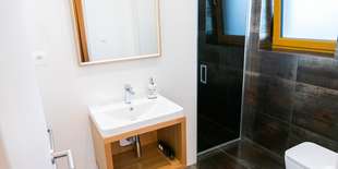 Kúpeľňa so sprchovým kútom a toaletou ( k dispozícii fén, kozmetika, malý uterák, uterák a osuška na