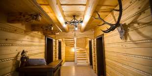 Interiér Zbojníckej koliby s dôrazom na drevené prvky a zariadenie