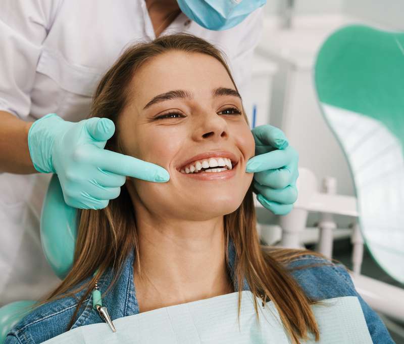 Dentálna hygiena alebo profesionálne bielenie (ilustračný obrázok)