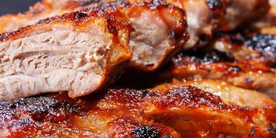 Grilované BBQ bravčové rebierka alebo veľká mäsová misa až pre 8 osôb v hoteli Divoká Voda v Čunove/Bratislava – Čunovo