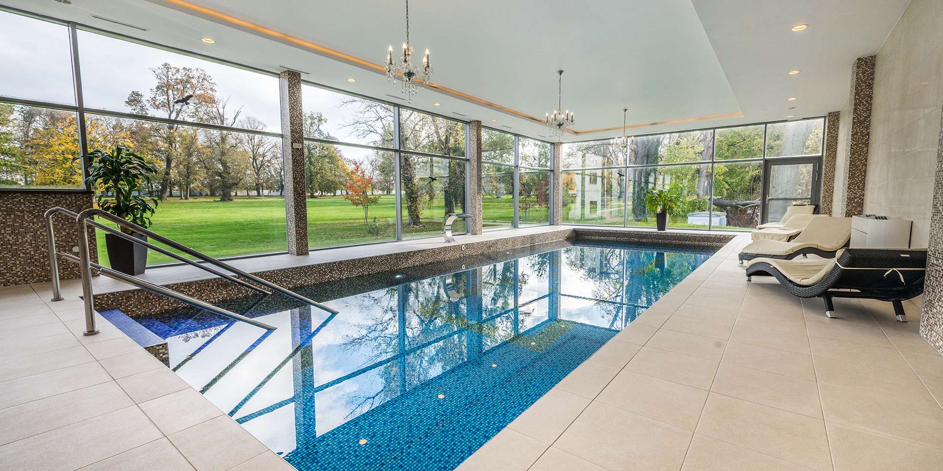 3-chodová večera pre dvoch v jedinečnom CHÂTEAU APPONY**** s wellness alebo bowlingom