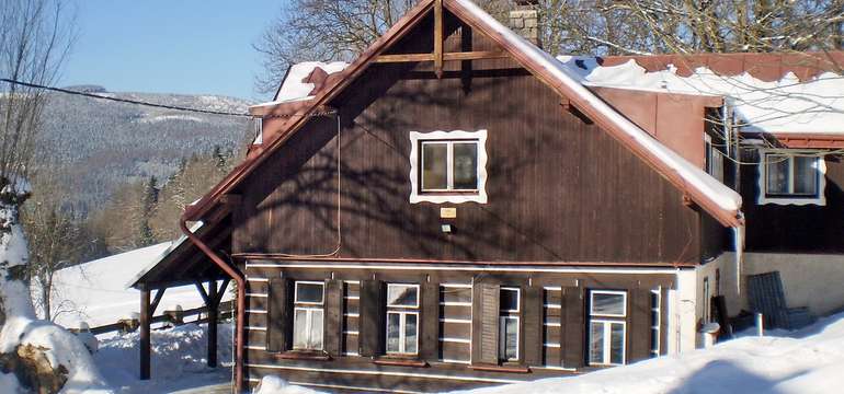 Vedle hlavní budovy jsou ubytovací kapacity i v chatě Roubenka
