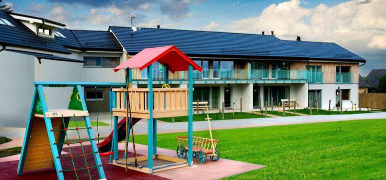 Na záhrade sa nachádza detské ihrisko s trampolínou
