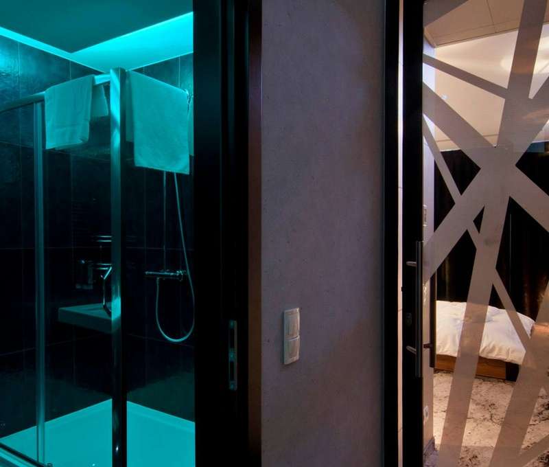 Čierny apartmán hotela Lenart**** má oddelenú kúpeľňu a toaletu