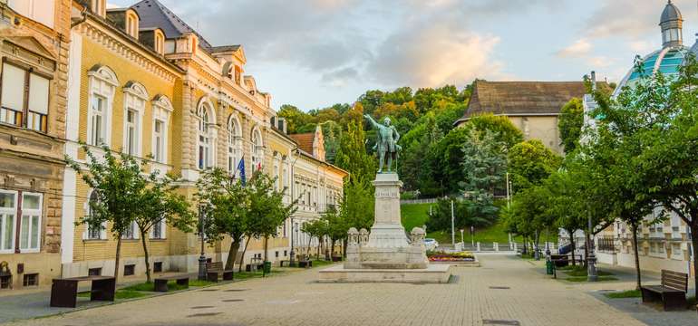 Námestie Erzsébet so sochou Lajosa Kossutha v centre Miškovca