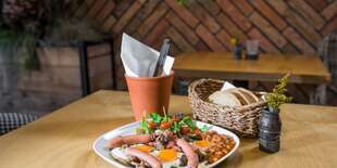 Pravé anglické raňajky s teplým nápojom 