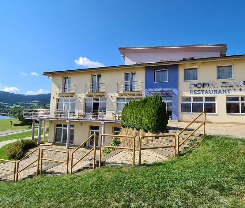 Port Club*** je moderný penzión v centre s nádherným výhľadom na Oravskú priehradu