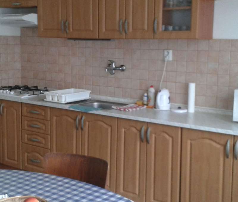 Stravovanie je individuálne, v susedstve ubytovacích zariadení sa nachádzajú potraviny