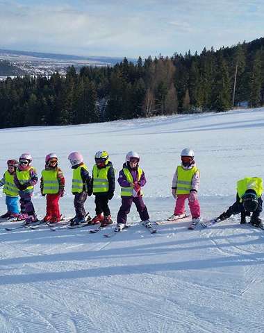 4 lyžiarske vleky, snowtubingová dráha, detský zimný kolotoč
