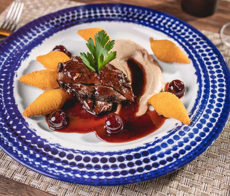 120 g Jelenie stehno s gaštanovým pyré, višňovo-mandľovou omáčkou a zemiakovými kroketami
