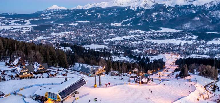 Zimný výhľad z Gubałówky na Zakopane a Tatry