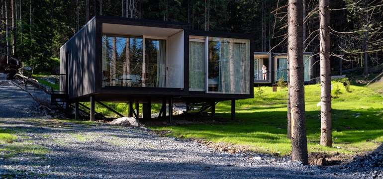 Tree House je súčasťou areálu legendárneho hotela Björnson