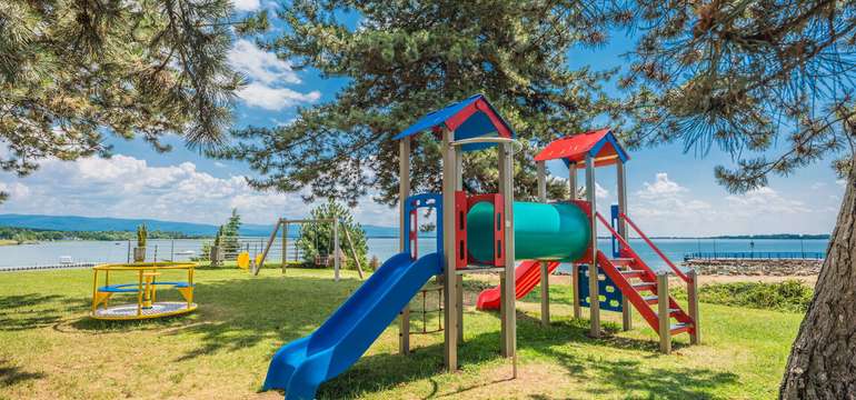 Hotel je baby friendly - detský kútik, ihrisko, preliezky, kolotoč, hojdačky