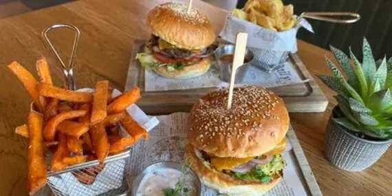 Hamburgery s hranolčekmi a omáčkou podľa vlastného výberu v reštaurácii Rock Farm vo Veľkej Lomnici / Vysoké Tatry - Veľká Lomnica