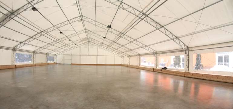 Hotelové klzisko 20 x 25 m v zimnej sezóne (cca december – február)