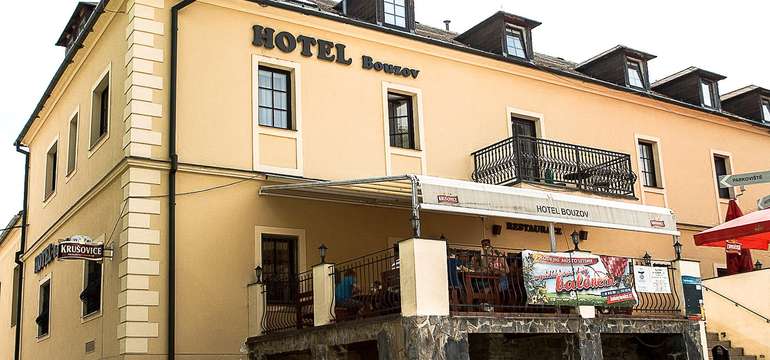 Příjemné prostředí moderně zařízeného hotelu v krásné krajině