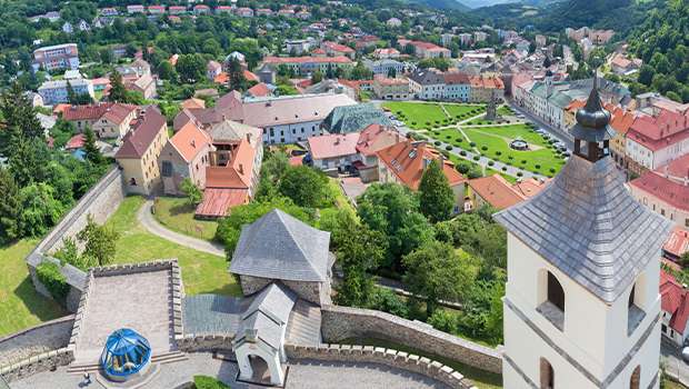 Kremnica – Výhľad z veže Kostola sv. Kataríny na mesto a Šafárikovo námestie.