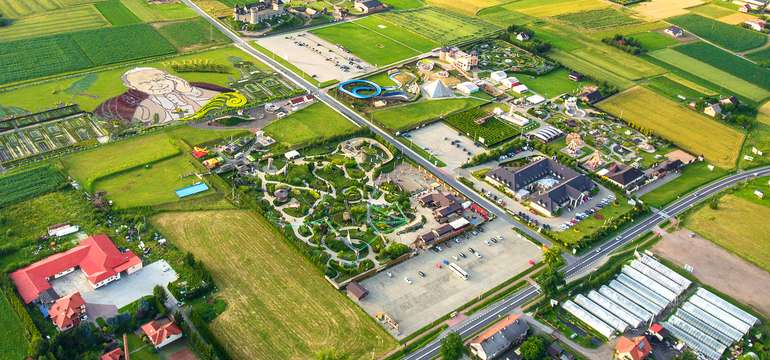 ParkHotel Łysoń & SPA**** stojí priamo v areáli zábavných parkov INWALD (veľká budova vpravo)