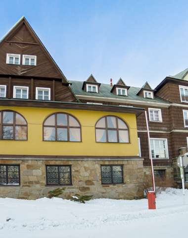 Od hotelu Tanečnica to máte pár kroků k lyžařskému areálu i na stezku v oblacích