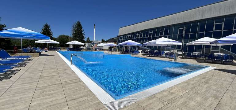 Letná exteriérová aqua zóna s atrakciami, bazénmi aj ležadlami 