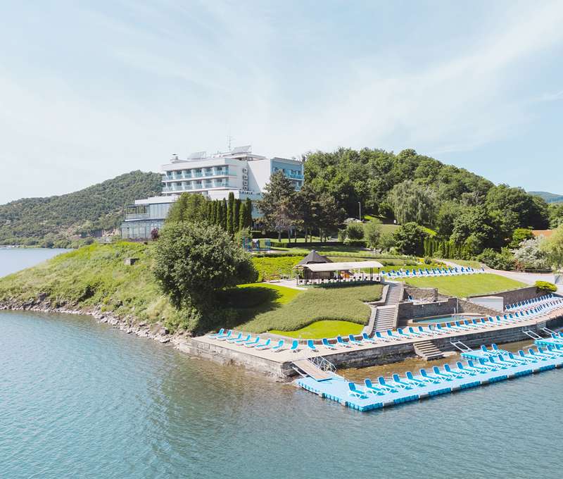 Hotel Eurobus sa nachádza v centre rekreačnej oblasti Zemplínska šírava