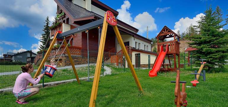Vonkajšie novopostavené detské ihrisko
