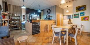 Interiér kaviarne Biely kocúr