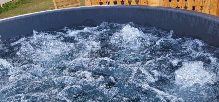 Jedna z troch chatiek má aj vlastnú jacuzzi