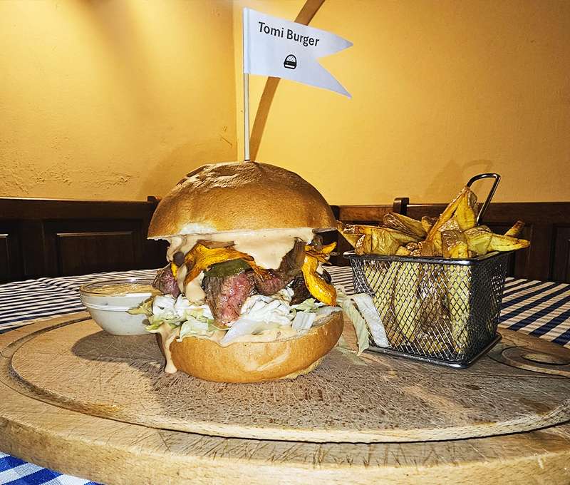 Burger podľa vlastného výberu + domáce zemiakové hranolky 