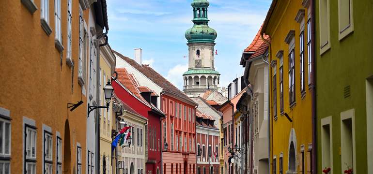 Farebná ulička starého mesta s Ohňovou vežou, Sopron