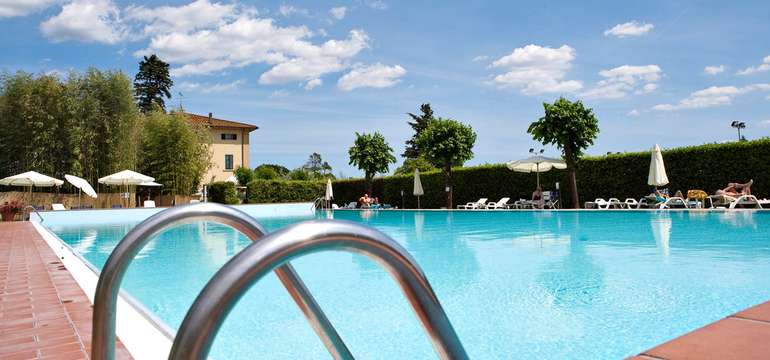 Ku Grand Hotelu Villa Cappugi**** v Toskánsku patrí aj vonkajší bazén