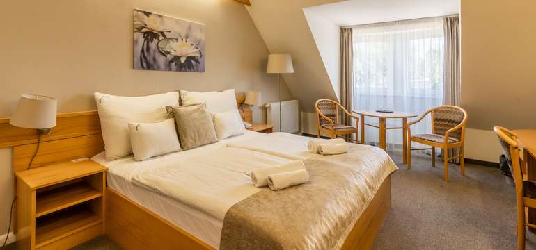 Ku každej izbe patria župan, fén na vlasy, trezor, telefón a minibar