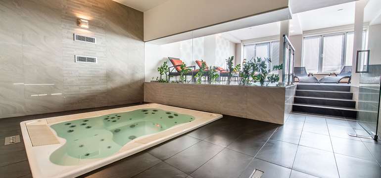 Jacuzzi, finská sauna, parní sauna, infrasauna, ochlazovací bazén, masážní sprcha, relaxační zóna