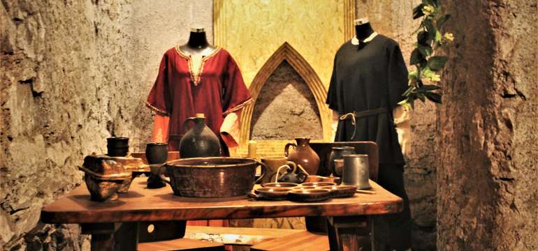 Prezriete si expozície stredovekého života aj tajné alchymistické laboratórium