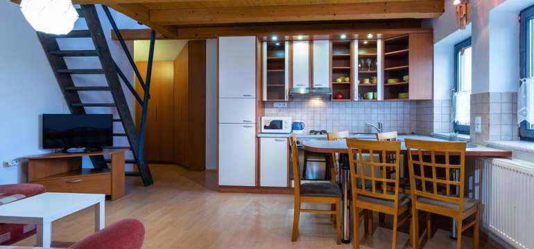 Apartmán Lucia- obývačka s jedálenským stolíkom a kuchyňou